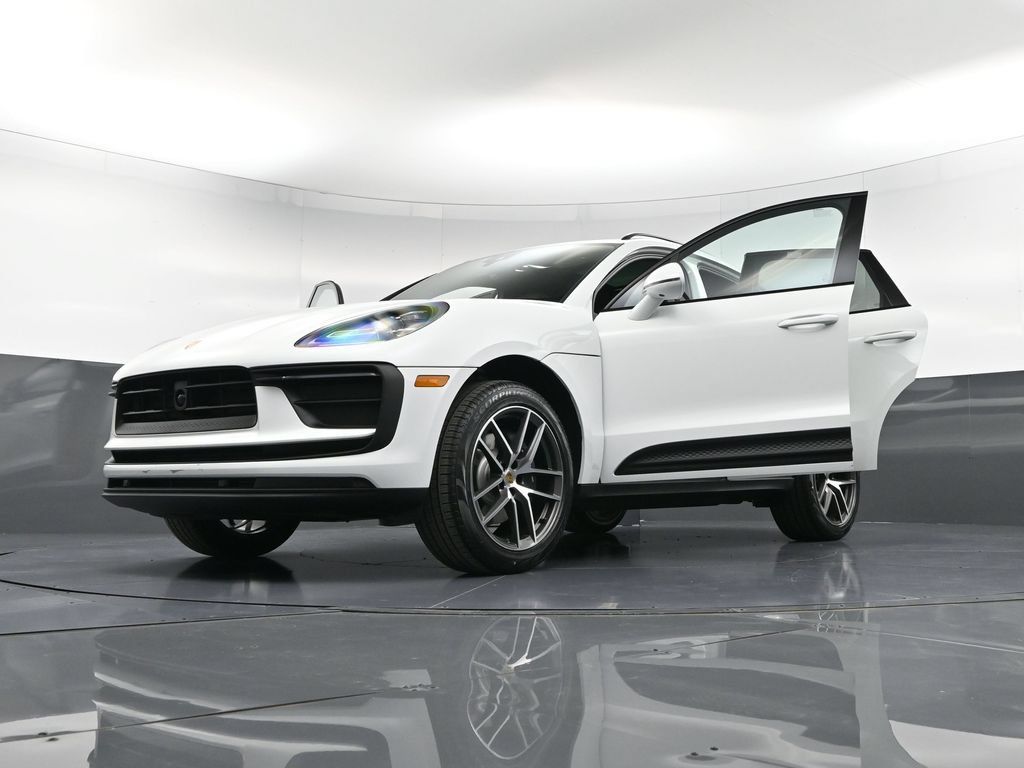 Certified 2026 Porsche Macan AWD/4WD image 39
