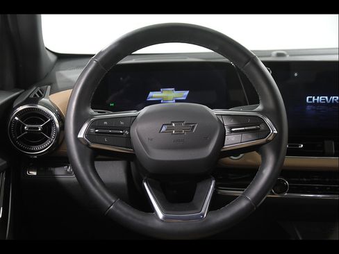 Used 2025 Chevrolet Equinox ACTIV w/ Safety and Technology Package FWD image 7
