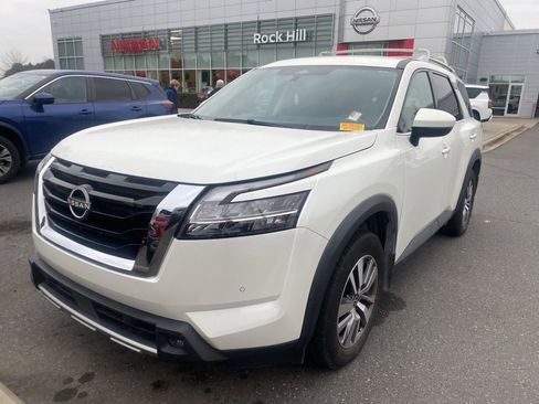 Used 2023 Nissan Pathfinder SL image 3