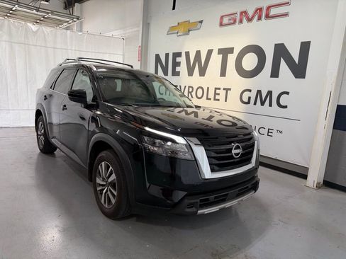 Used 2025 Nissan Pathfinder SL image 2
