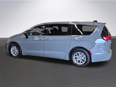 Used 2025 Chrysler Pacifica Select FWD image 5