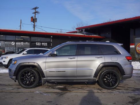 Used 2017 Jeep Grand Cherokee Altitude image 4