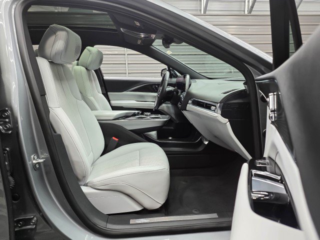 Used 2024 Cadillac Lyriq Luxury AWD/4WD image 15