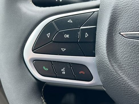 Used 2024 Chrysler Pacifica Touring-L FWD image 21
