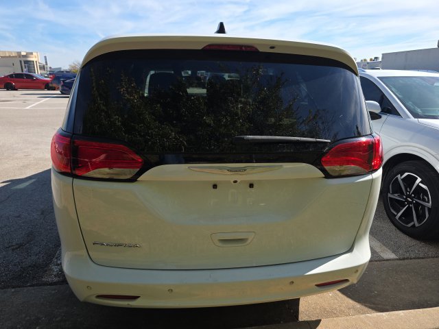 Used 2018 Chrysler Pacifica L FWD image 4