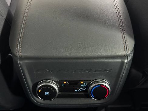 Used 2025 Ford Explorer Active AWD/4WD image 28