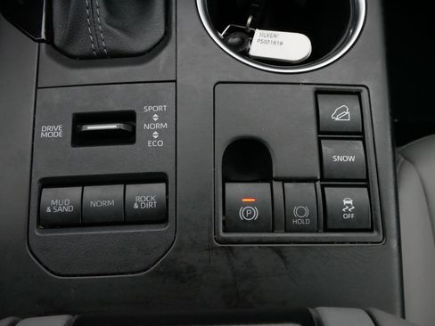 Certified 2023 Toyota Highlander XLE image 28