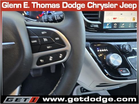 Used 2024 Chrysler Pacifica Select image 18