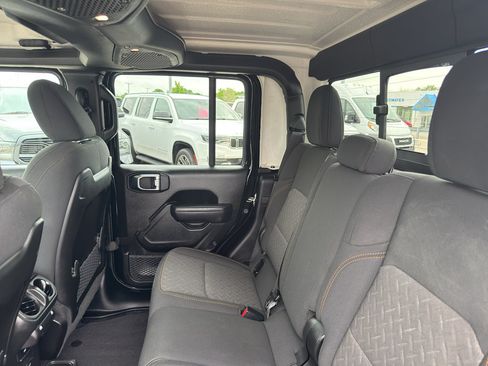 Used 2025 Jeep Gladiator Mojave w/ Convenience Group AWD/4WD image 34