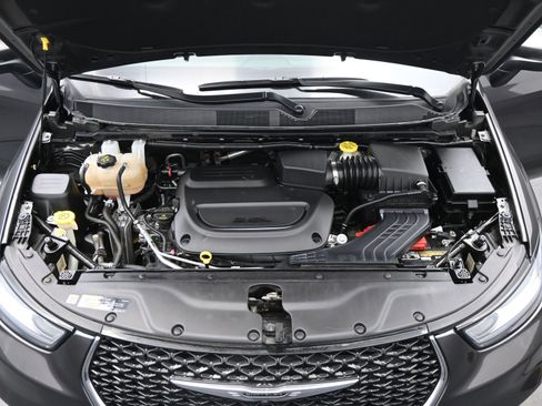 Used 2023 Chrysler Pacifica Touring-L image 23