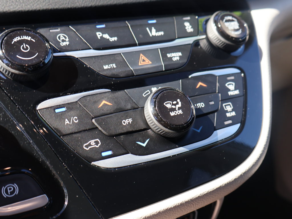 Used 2023 Chrysler Pacifica Touring-L FWD image 28