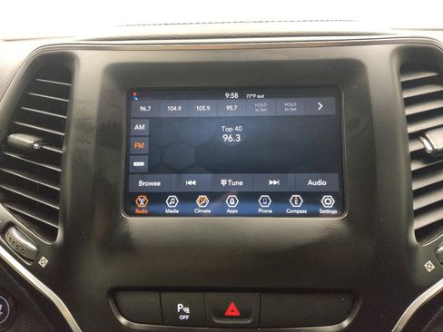 Used 2019 Jeep Cherokee Latitude Plus FWD image 25