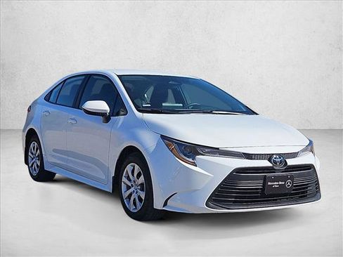 Used 2023 Toyota Corolla LE image 3
