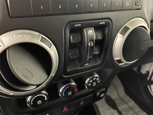 Used 2018 Jeep Wrangler Unlimited Rubicon w/ Connectivity Group image 8