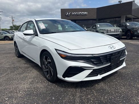 Certified 2025 Hyundai Elantra SEL FWD image 11