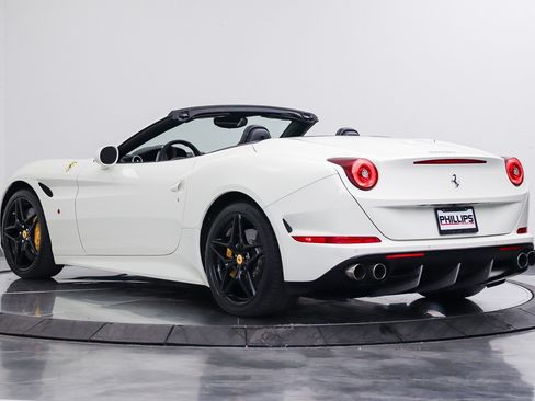 Used 2017 Ferrari California T RWD image 11