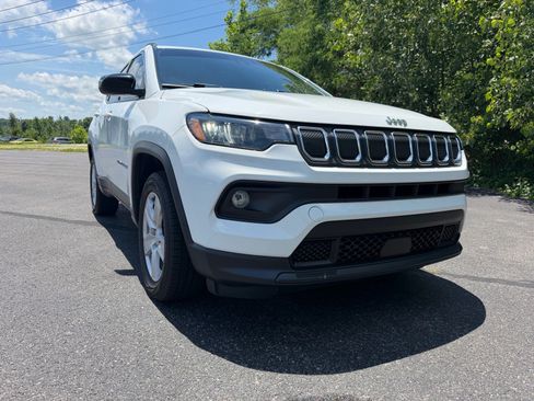 Used 2022 Jeep Compass Latitude w/ Convenience Group AWD/4WD image 3