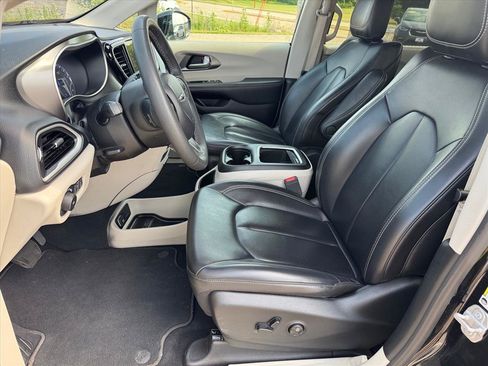 Used 2024 Chrysler Pacifica Touring-L FWD image 8