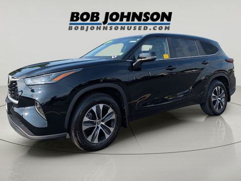 Used 2025 Toyota Highlander XLE AWD/4WD image 3