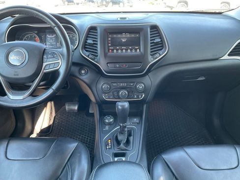Used 2019 Jeep Cherokee Latitude Plus w/ Cold Weather Group AWD/4WD image 9