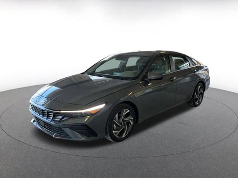 Used 2025 Hyundai Elantra SEL image 5