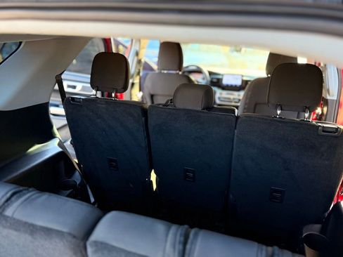 Used 2021 Ford Explorer XLT image 28