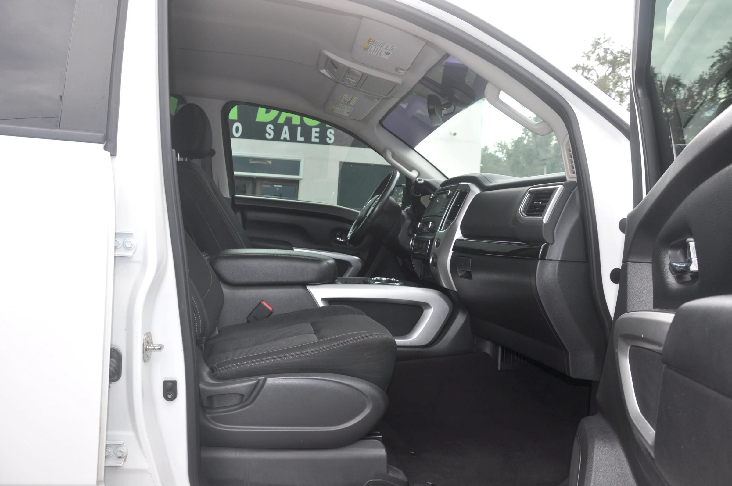 Used 2018 Nissan Titan SV w/ SV Convenience Package RWD image 34