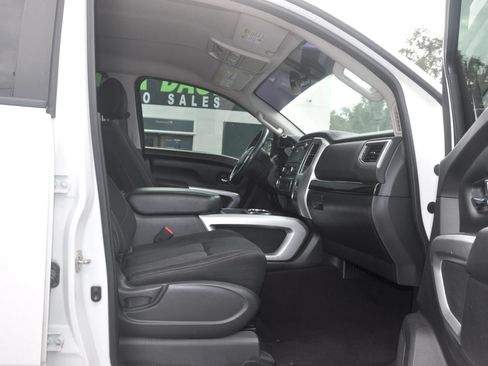 Used 2018 Nissan Titan SV w/ SV Convenience Package RWD image 34