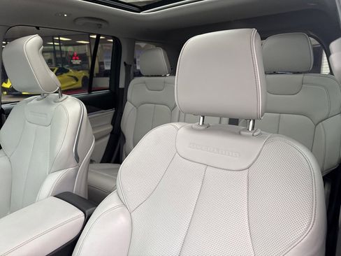 Used 2022 Jeep Grand Cherokee Overland w/ Luxury Tech Group IV image 20