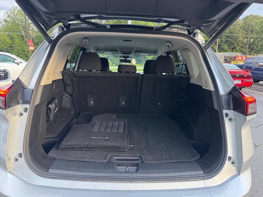 Certified 2025 Nissan Rogue SV FWD image 10