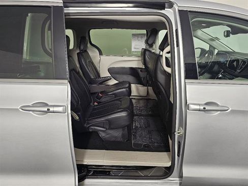 Used 2024 Chrysler Pacifica Touring-L image 16