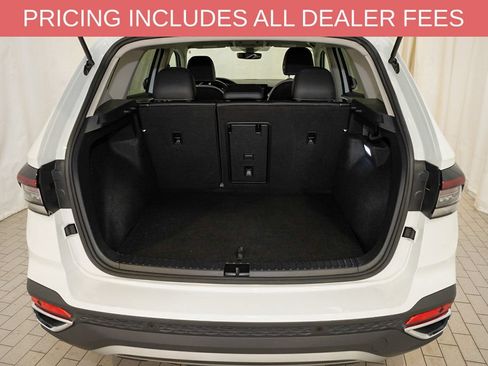 Used 2025 Volkswagen Taos SE AWD/4WD image 5