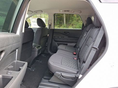 New 2025 Nissan Pathfinder SV image 5