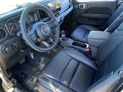 Used 2025 Jeep Gladiator Rubicon w/ Convenience Group image 19