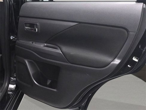Used 2018 Mitsubishi Outlander SE image 15