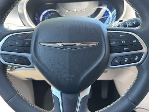 Used 2024 Chrysler Pacifica Limited FWD image 14