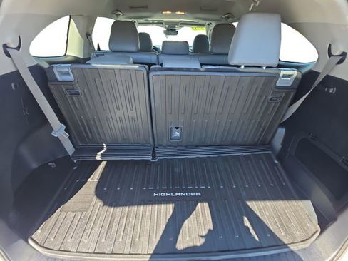 Used 2023 Toyota Highlander XLE FWD image 13