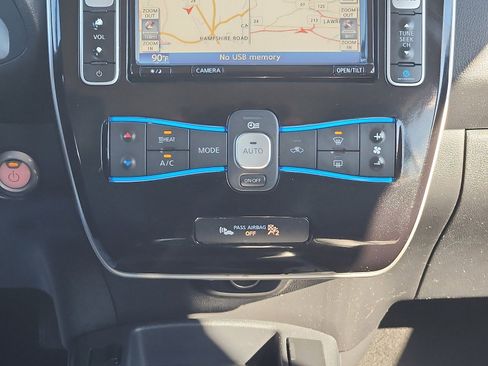 Used 2015 Nissan Leaf SL w/ Premium Package image 18