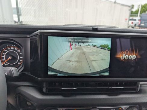 Used 2025 Jeep Wrangler Unlimited Sahara AWD/4WD image 19