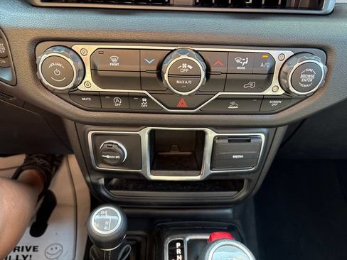 Used 2024 Jeep Gladiator Sport AWD/4WD image 16