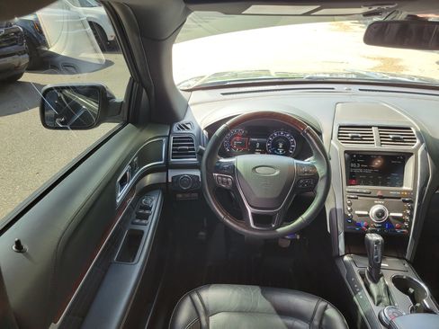 Used 2019 Ford Explorer Platinum AWD/4WD image 7