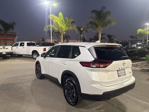 Used 2024 Nissan Rogue SV image 6