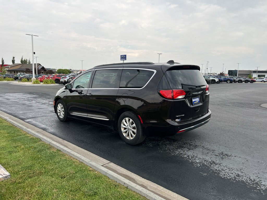 Used 2017 Chrysler Pacifica Touring-L FWD image 4
