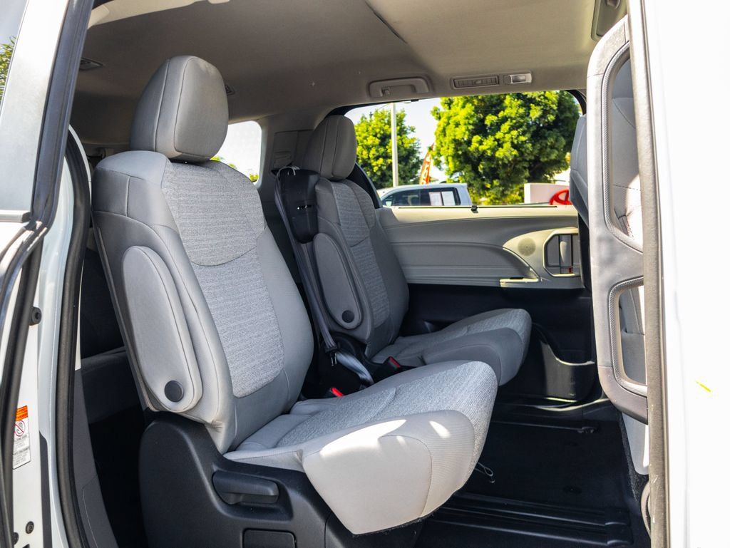 Used 2024 Toyota Sienna LE w/ LE Plus Package FWD image 16