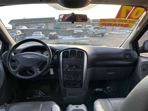 Used 2007 Chrysler Town & Country Touring image 14