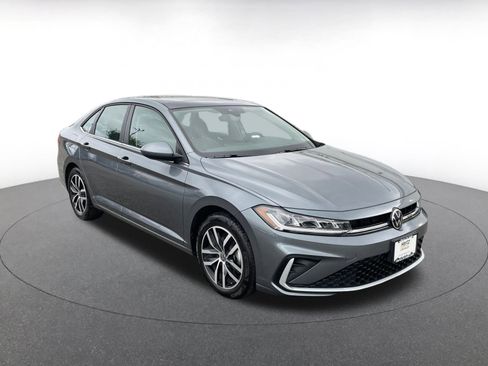 Used 2025 Volkswagen Jetta SE image 1