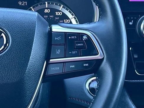 Used 2023 Toyota Highlander XSE FWD image 17