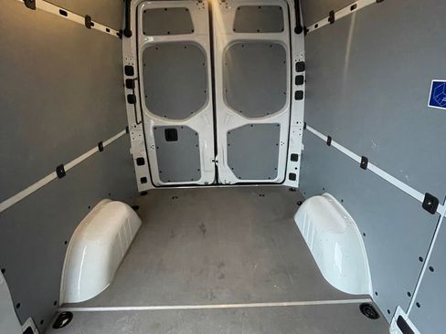 Used 2025 Mercedes-Benz Sprinter 2500 image 8