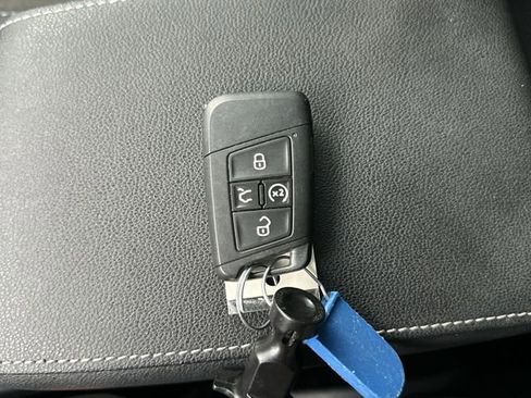 Used 2025 Volkswagen Taos SE FWD image 34