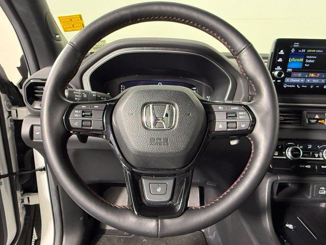 Used 2025 Honda Pilot Black Edition image 17
